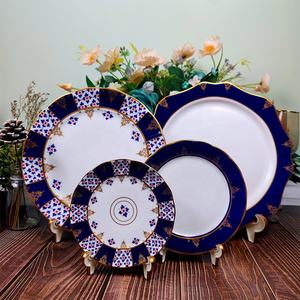 Assiettes à dîner en porcelaine à bord doré, best-seller, fleurs bleues, plats et assiettes en céramique irréguliers - Product Image 3