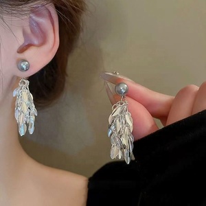 Boucles d'oreilles pendantes et clous de haute qualité en perles grises scintillantes avec pompon pour l'automne et l'hiver, accessoire polyvalent et délicat pour rehausser le visage - Product Image 1