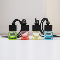 Bouteilles en verre colorées de diffuseur suspendu de voiture de 8ml avec logo personnalisé Bouteille de diffuseur en verre de parfum d'huile essentielle avec couvercle en bois noir