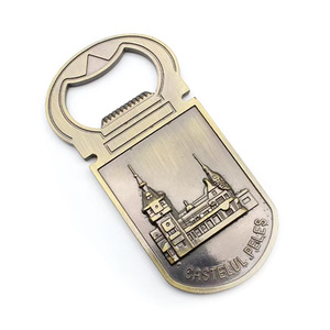 Abridor <span class=keywords><strong>de</strong></span> Botellas Metálico Antiguo con Diseño del <span class=keywords><strong>Castillo</strong></span> <span class=keywords><strong>de</strong></span> <span class=keywords><strong>Peles</strong></span> <span class=keywords><strong>de</strong></span> Rumania, Imán para Refrigerador, Recuerdo Turístico, Personalizable al por Mayor - Product Image 1