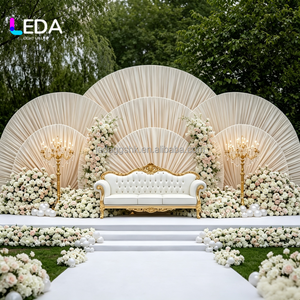 Arche de mariage LEDA de luxe en métal avec tissu plissé, toile de fond argentée/satinée personnalisée pour scène de mariage, cadre de fond pour mariage en extérieur - Product Image 1