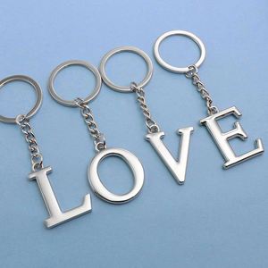Venta al por mayor de fábrica, se pueden personalizar 26 letras inglesas, accesorios que no se desvanecen, colgante de llavero hueco de acero inoxidable - Product Image 3