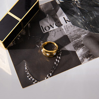 Eleganter anmutiger Perlen ring 18 Karat vergoldeter Edelstahl Unregelmäßiger, breit welliger, eingelegter Glasperlen ring