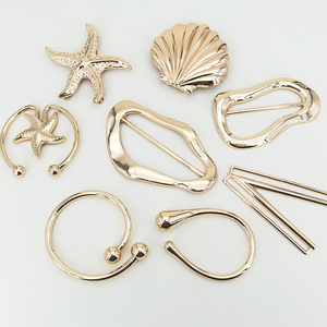 Anello Decorativo Regolabile di Grandi Dimensioni con Elementi Marini e Fibbia in Metallo - Product Image 1
