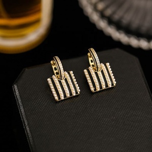 Boucles d'oreilles clous en perles coréennes exquises et polyvalentes, style féminin tendance, nouvelle collection, vente en gros - Product Image 3