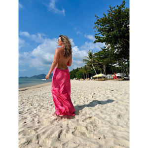 Abito rosa caldo con collo alto a scollatura lunga mega a collo basso - Product Image 1