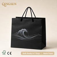 Sacs en papier personnalisés OEM noir mat avec impression graphique ondulée translucide et poignées en corde tressée pour boutique