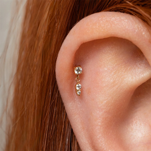 Pendientes Clásicos de Plata de Ley 925 con Borla Pequeña en Forma de Corazón y Parte Posterior Plana para Mujer - Product Image 4