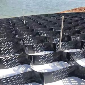 แผ่นตาข่ายรังผึ้ง HDPE Geocell สำหรับทางรถวิ่ง ลานจอดรถ ป้องกันการเสื่อมสภาพ มีพื้นผิว ขนาด 50 มม. 80 มม. 100 มม. 150 มม. 200 มม. สีดำ สีเขียว - Product Image 3
