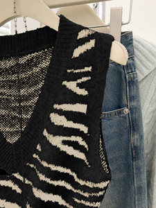 Gilet en tricot à rayures zébrées col en V pour femme, pull sans manches décontracté et ample, gilet de mode pour femme, haut tricoté à superposer, vente en gros - Product Image 5
