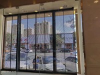Écran LED transparent à grille haute perméabilité pour affichage LED sur murs-rideaux en verre et vitrines de centres commerciaux