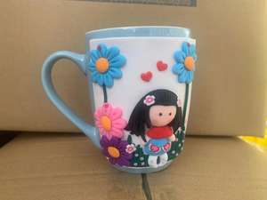 แก้วมัคเคลือบลายพิมพ์ภาพเด็กหญิงน้อยในสวน สีขาว ทำจากโพลีเมอร์เคล - Product Image 3