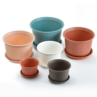 Lignes rétro Grandes jardinières Pots écologiques, peints à la main en plastique recyclé.