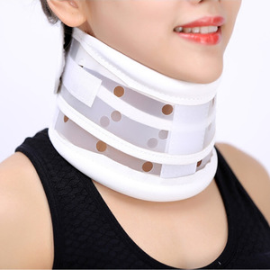 Soporte cervical ajustable blanco para alivio del dolor de cuello, uso en fitness, salud y masajes. - Product Image 2
