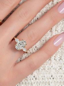 Bague élégante pour femme en argent 925 plaqué rhodium avec diamants de laboratoire et pierres latérales, certifiée IGI, bijou de fiançailles classique et raffiné - Product Image 2