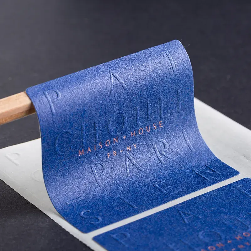 Hochwertige individuelle Verpackungsetiketten Aufkleber aus Papier besondere Textur geprägte selbstklebende Druckaufkleber Hersteller