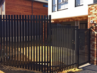 Clôture en aluminium à piquets verticaux robuste pour les projets de sécurité immobilière avec options de finition anodisée et électrophorétique