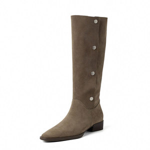 Bottes hautes pour femme Xinzirain en <span class=keywords><strong>daim</strong></span> <span class=keywords><strong>taupe</strong></span> personnalisées, à bout carré, talon bas, style western, avec boutons latéraux, à enfiler, hauteur genou - Product Image 1