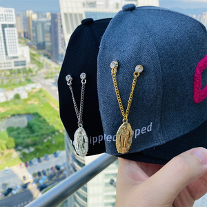 Chine fabricant de haute qualité en métal personnalisé San <span class=keywords><strong>Judas</strong></span> chapeau broche chaîne pendentif doré pour chapeau - Product Image 1