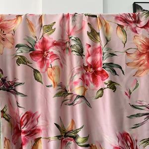 Tissu satiné à imprimé numérique, doux et soyeux, de poids moyen, avec un motif floral artistique, parfait <span class=keywords><strong>pour</strong></span> les robes et les occasions spéciales. - Product Image 5