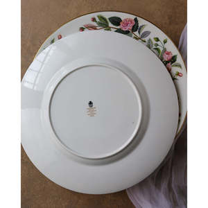 Gabriella P. Ensemble de 10 sets de table en porcelaine anglaise et sauceière Hathway Rose Wedgwood, service de table élégant - Product Image 6