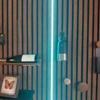 Panneaux insonorisants pour plafond et mur, lattes en bois de chêne, panneaux acoustiques en PET avec éclairage LED