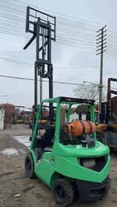 Chariot élévateur diesel 4x4 Mitsubishi TCM d'occasion du Japon, capacité 5 tonnes, mât à trois sections, tout-terrain, en promotion - Product Image 2