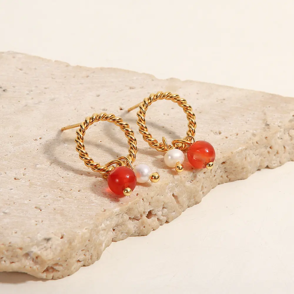 Pendientes colgantes de perlas de agua dulce de ágata roja natural de nuevo diseño Pendientes de aro de acero inoxidable chapados en oro de 18 quilates