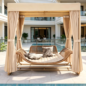 <span class=keywords><strong>Lit</strong></span> de repos <span class=keywords><strong>suspendu</strong></span> double en rotin et aluminium, résistant aux intempéries, avec rideaux d'ombrage pour jardin en bord de mer - Product Image 1