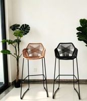 Tabouret de bar moderne en tissu avec assise et dossier en corde tressée, accoudoirs, structure en métal noir, hauteur de comptoir pour cuisine et salon