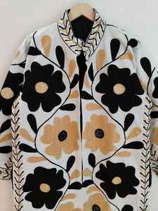 Veste florale bohème Suzani, faite à la main, brodée, longue veste en coton Suzani, veste longue artistique, vêtement unique de style bohème pour festival - Product Image 2