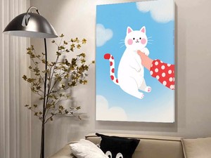 Impression sur toile murale Chat blanc mignon, queue à pois, main à manches rouges, ciel bleu et nuages, décor de chambre d'enfant fantaisiste pour la maison et le salon - Product Image 1