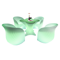 Chaise suspendue de patio en plastique éclairée par LED télécommandée avec table de bar pour événements extérieurs et mobilier de jardin