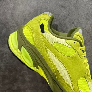 Zapatillas deportivas de diseño clásico de marca, con amortiguación y ligeras, con cordones y diseño luminoso en amarillo brillante. - Product Image 5