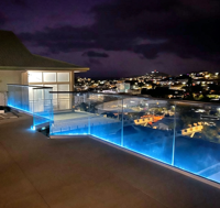 Glasgeländer mit LED-Beleuchtung für moderne rahmenlose Treppen im Seaside Apartment Wohnprojekt – U-Profil-Basis zum Fabrikpreis für Bauunternehmer