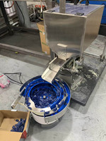 Alimentateur vibrant à bol filtrant et trieur pour pièces moulées par injection