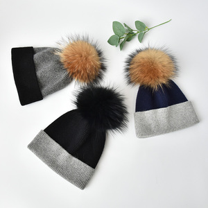 Bonnets en laine tricotés avec logo personnalisé et pompons en fourrure <span class=keywords><strong>Bonnet</strong></span> classique unisexe côtelé avec logo pour femmes - Product Image 3