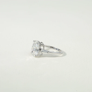 Bague de fiançailles premium en diamant de laboratoire 3 carats, coupe ovale E F VS, trois pierres avec baguette conique, bijoux de mariée certifiés - Product Image 5