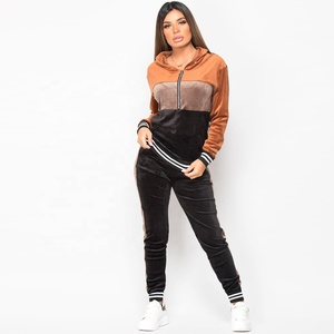Ensemble de survêtement deux pièces pour femme, collection Hiver 2026, avec sweat-shirt à col et imprimé lettres et pantalon long moulant - Product Image 5