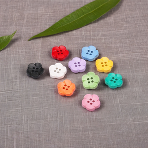 Nút thủ công nhựa 4 lỗ với thiết kế hoa, không chì, nhuộm, phẳng cho đồ trang trí vặt - Product Image 1