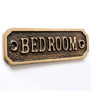 Plaque de porte vintage en métal pour chambre à coucher avec lettres en relief, finition laiton antique, plaque décorative murale pour nom de pièce à domicile - Product Image 1