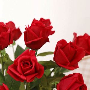 Ramo de Rosas Rojas Artificiales al por Mayor para Bodas, Día de la Madre, Decoración Navideña - Alta Calidad y Protección Ambiental - Product Image 1