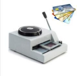 Máquina de Grabado Manual de Alta Calidad para Tarjetas de PVC y Placas de Identificación con Código de 72 Caracteres, con Embalaje de Papel - Product Image 1
