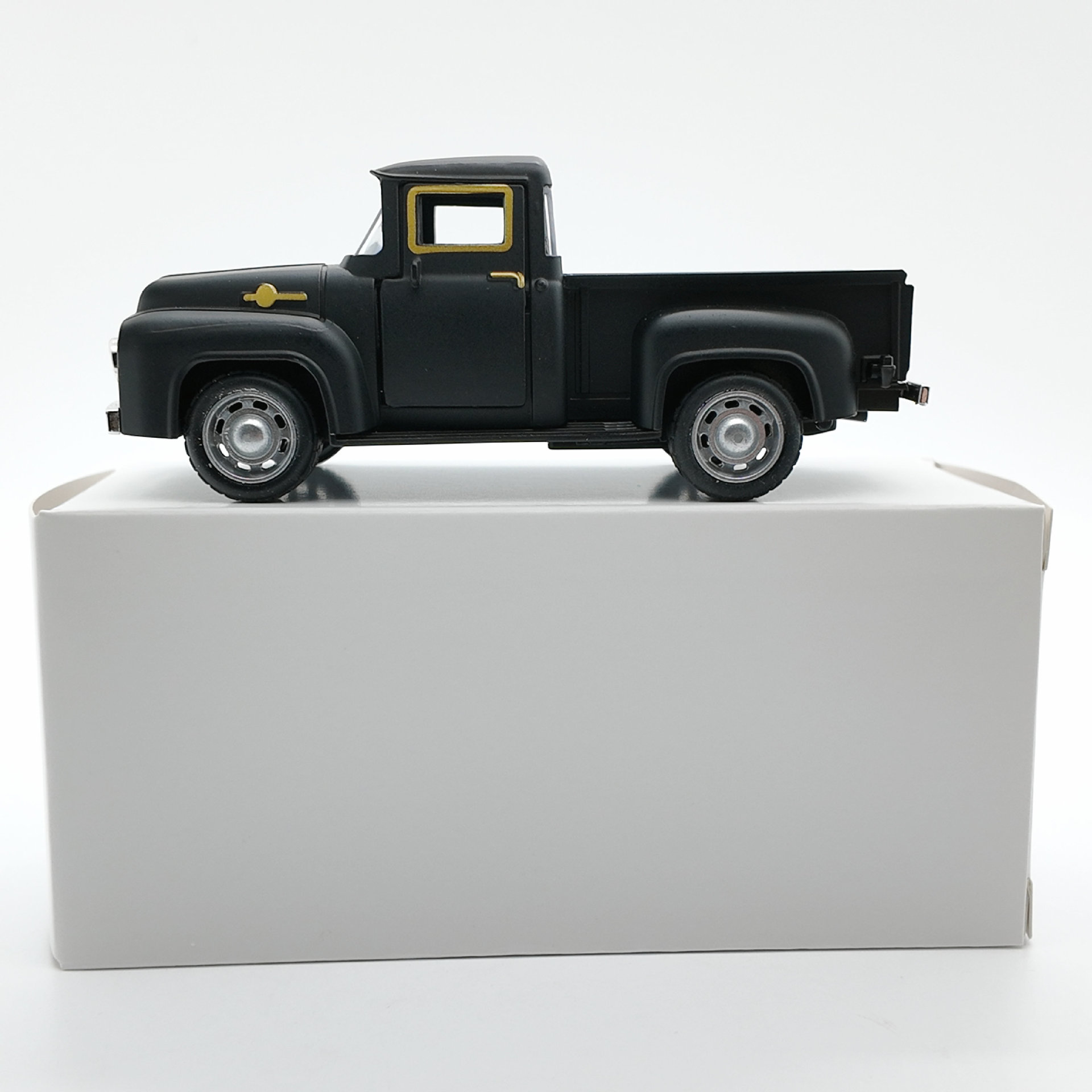 Piccolo camioncino nero: scatola bianca sigillata da 12,5 x 5 x 4 cm