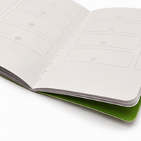 Passeport personnalisé pour enfants avec couverture colorée estampée à chaud en feuille d'or, coins arrondis et reliure agrafée – Impression de passeport de récompense