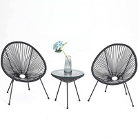 3-teiliges Bistro-Set aus PE-Rattan mit Stapelstühlen und Tisch aus gehärtetem Glas für Hotel, Café, Terrasse im Freien