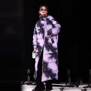 Veste d'hiver pour <span class=keywords><strong>femme</strong></span> en duvet, col écharpe long jusqu'aux genoux, en stock en usine, épaisse, imperméable, imprimé tie-dye original - Product Image 5