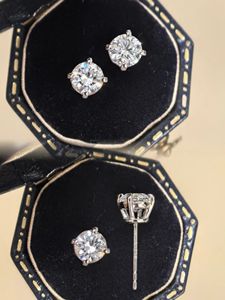 ต่างหูเพชรเม็ดเดี่ยว 1 กะรัต ทอง 18K ยี่ห้อ Xinfly แบบฝัง 4 กรงเล็บ ดีไซน์คลาสสิก สวยหรู เหมาะเป็นของขวัญแต่งงาน เครื่องประดับคุณภาพสูง CVD - Product Image 5