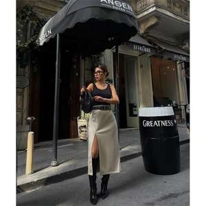 Jupe crayon chic moderne en suède avec fente, détails brodés, ornements en cuir et pierres, tricotée pour l'hiver, taille XS, avec plumes et nœud décoratif - Product Image 1