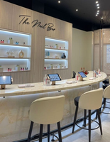 Conception d'intérieur moderne et personnalisée pour salon de manucure & Mobilier sur mesure pour salon de manucure - Personnalisation complète de l'espace commercial pour salon de manucure